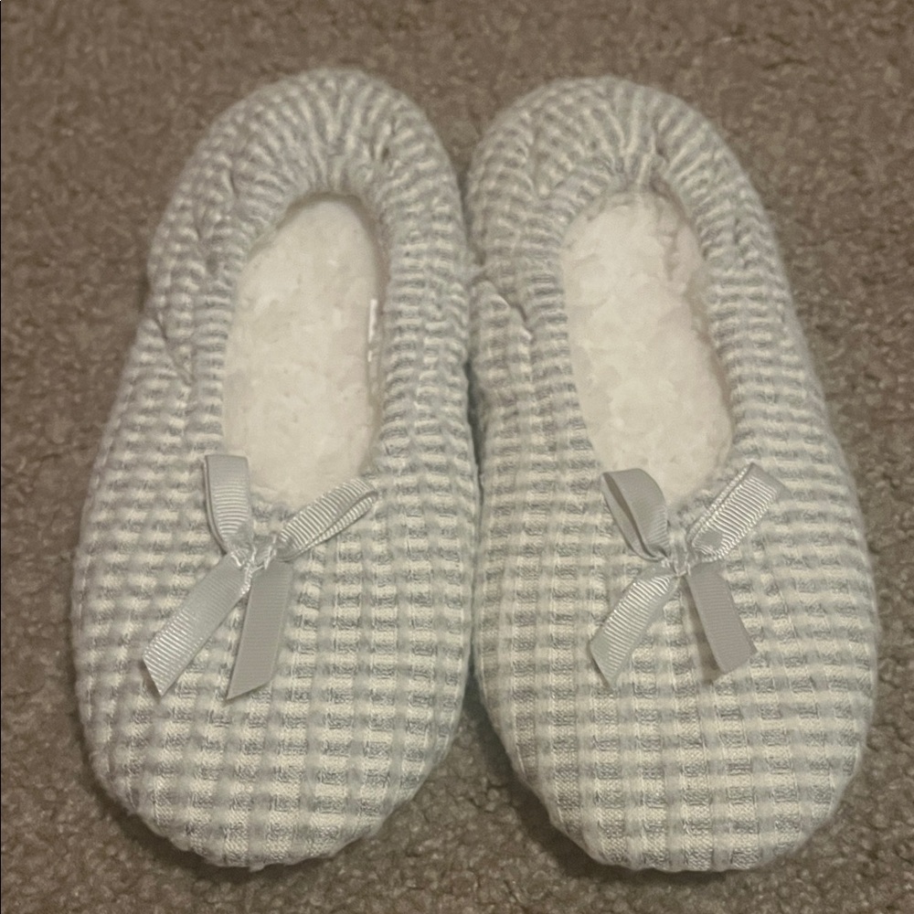 Cozy Gray Checkered Slippers with Bows New without tag